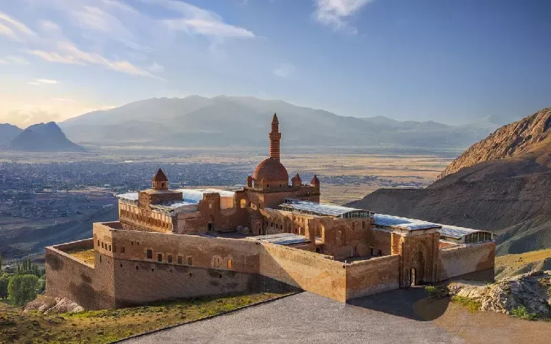 Storia del Palazzo Ishak Pasha: Un Capolavoro tra Cielo e Terra